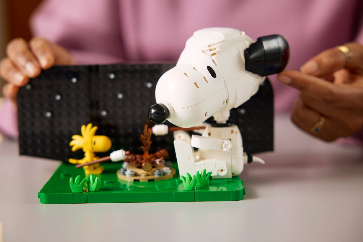 Ideas Peanuts: Snoopy's Doghouse | LEGO