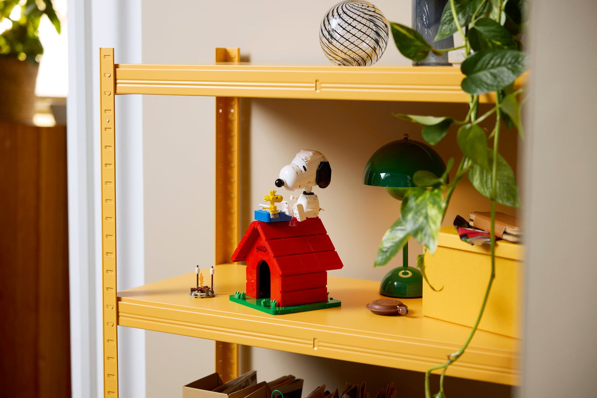 Ideas Peanuts: Snoopy's Doghouse | LEGO