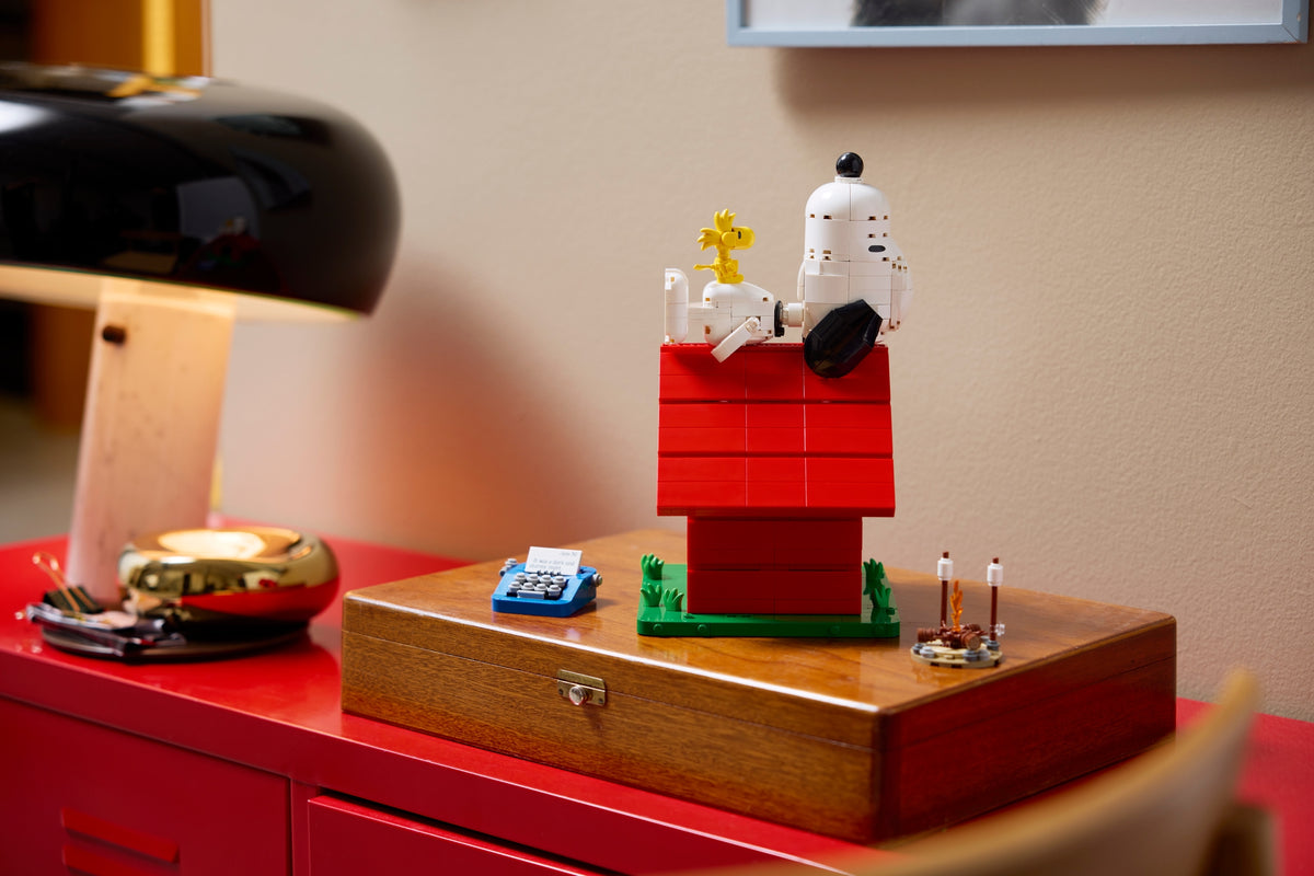 Ideas Peanuts: Snoopy's Doghouse | LEGO