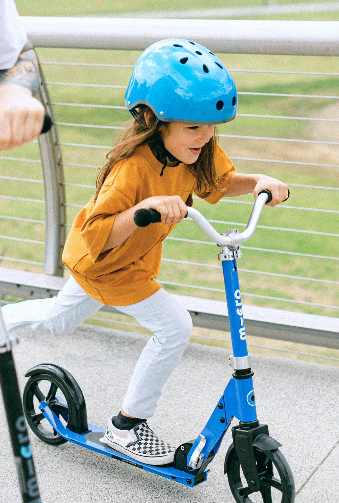 Micro Cruiser LED Scooter: Blue - LOCAL PICK UP ONLY