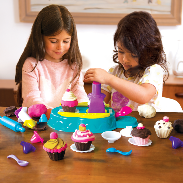 kids playing with cupcake kit