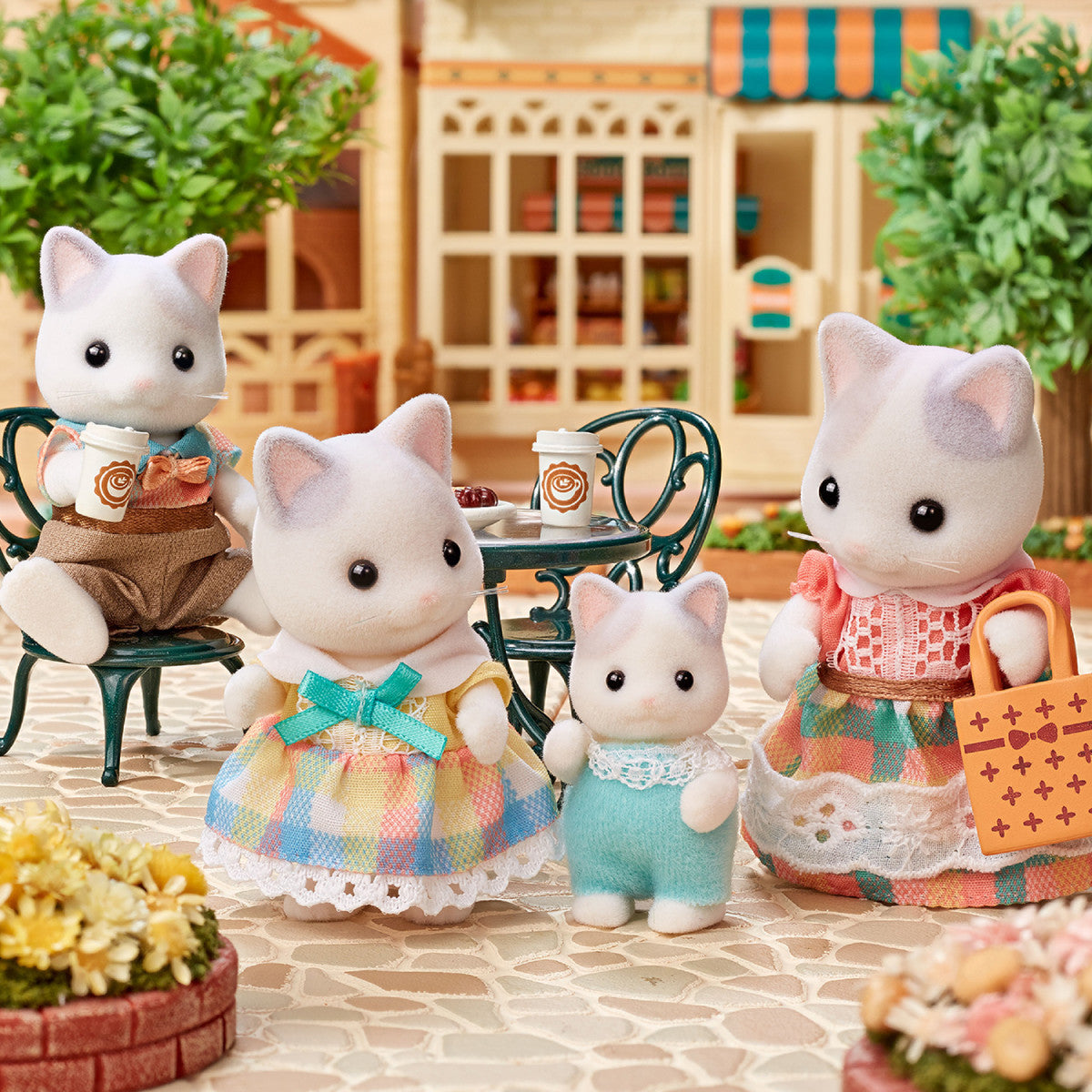 latte cat family in play scene